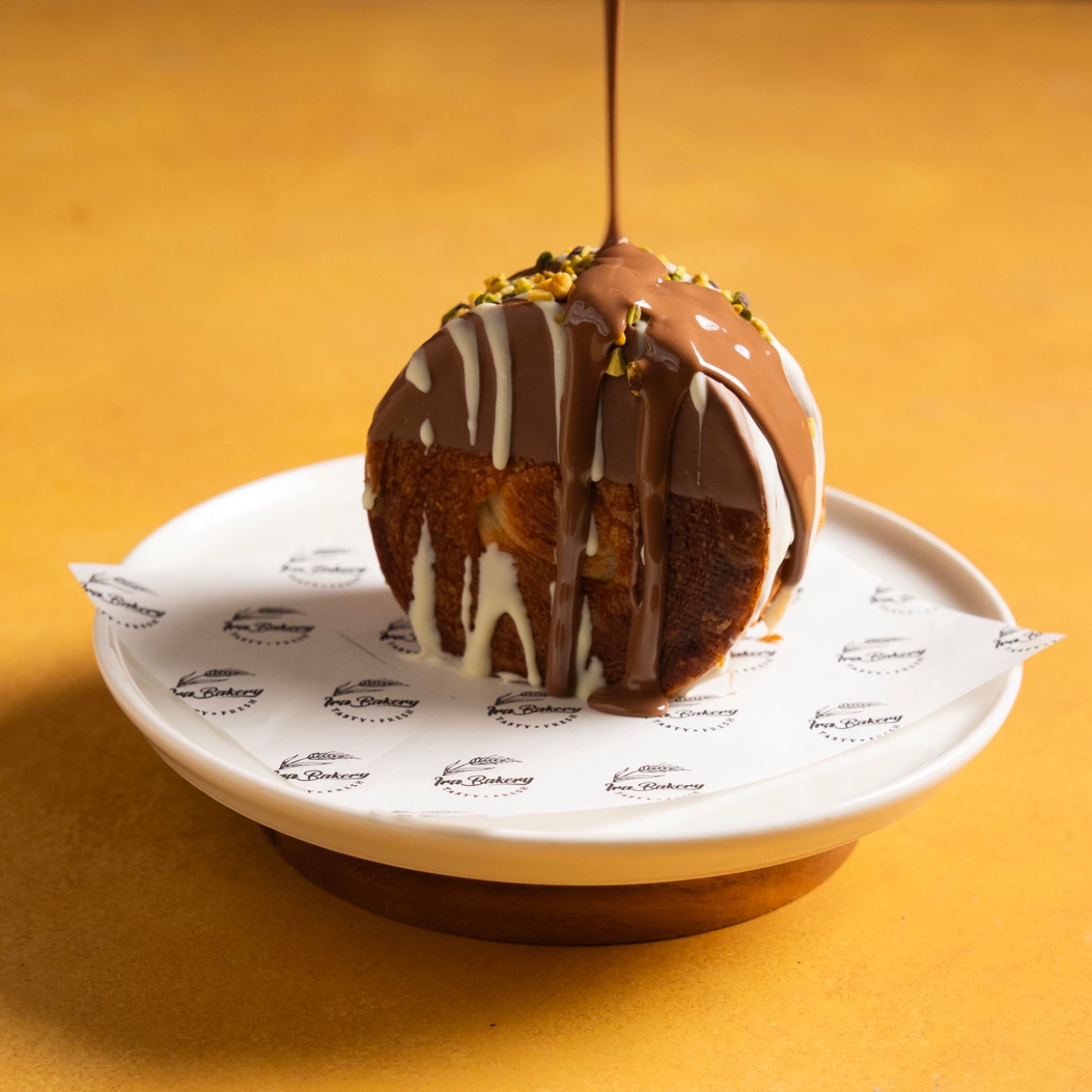 Antep Fıstık Dolgulu Roll Kruvasan - Antep Fıstıklı Pastacı Kreması. Yanında Çikolata Sos ile servis edilir.