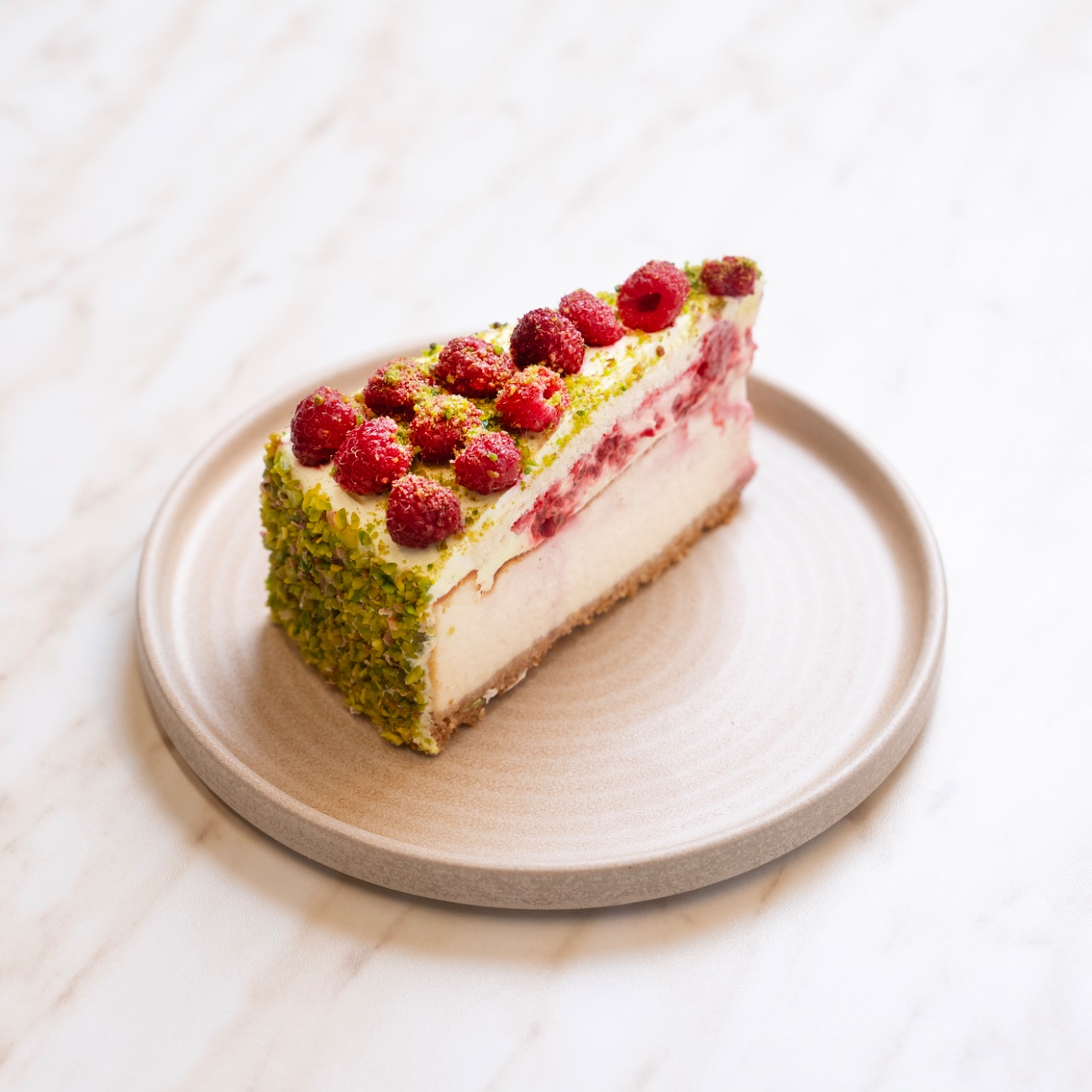 Frambuazlı Fıstıklı Cheescake - Antep Fıstıklı Özel Krema, Frambuaz, Pandispanya Kek.