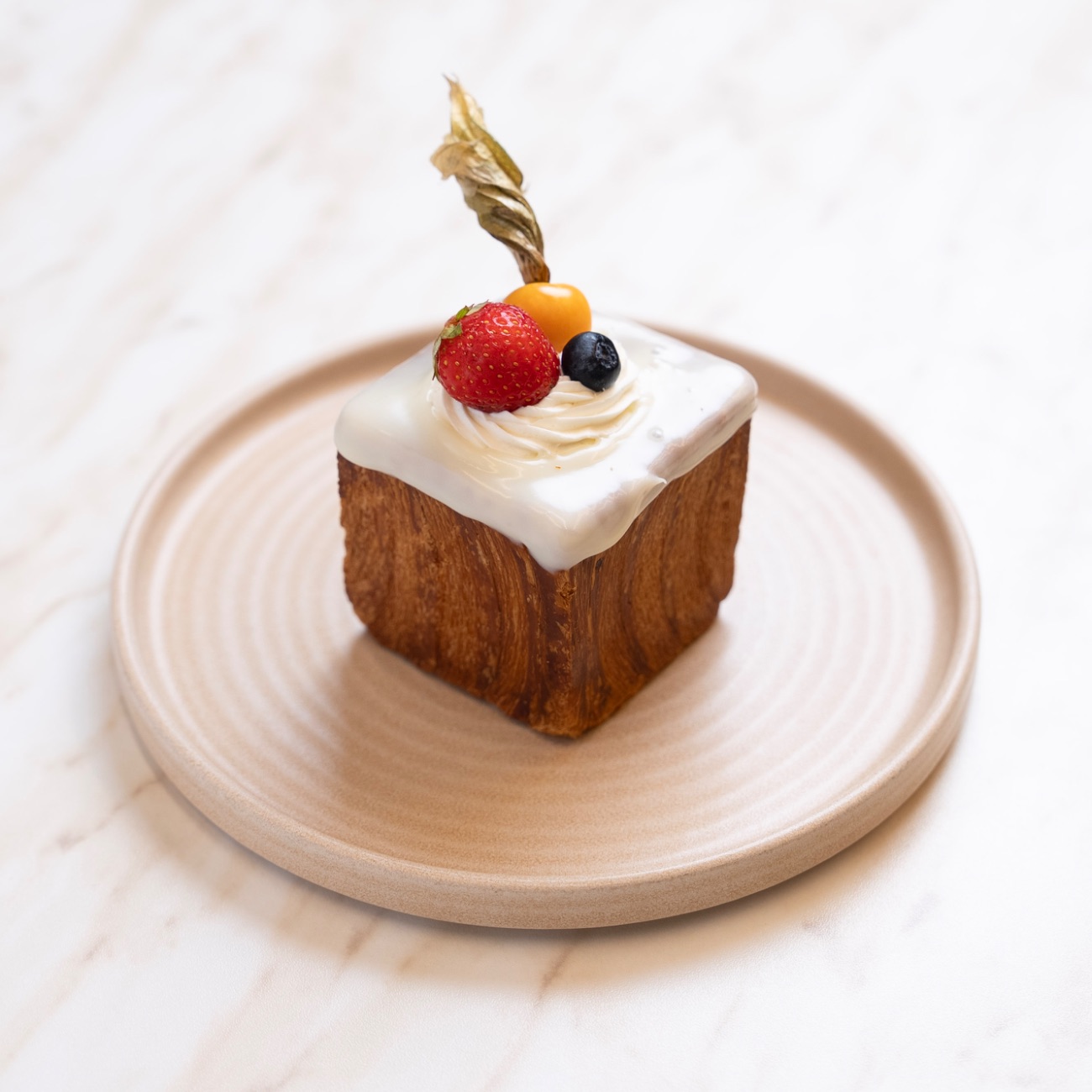 Beyaz Çikolatalı Küp Kruvasan - Pastacı Kreması, Çilek. Yanında Çikolata Sos ile servis edilir.