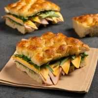 Hindi Füme Focaccia Sandviç - Hindi Füme, Cheddar Peynir, Pesto Sos, Rakula, Roka.