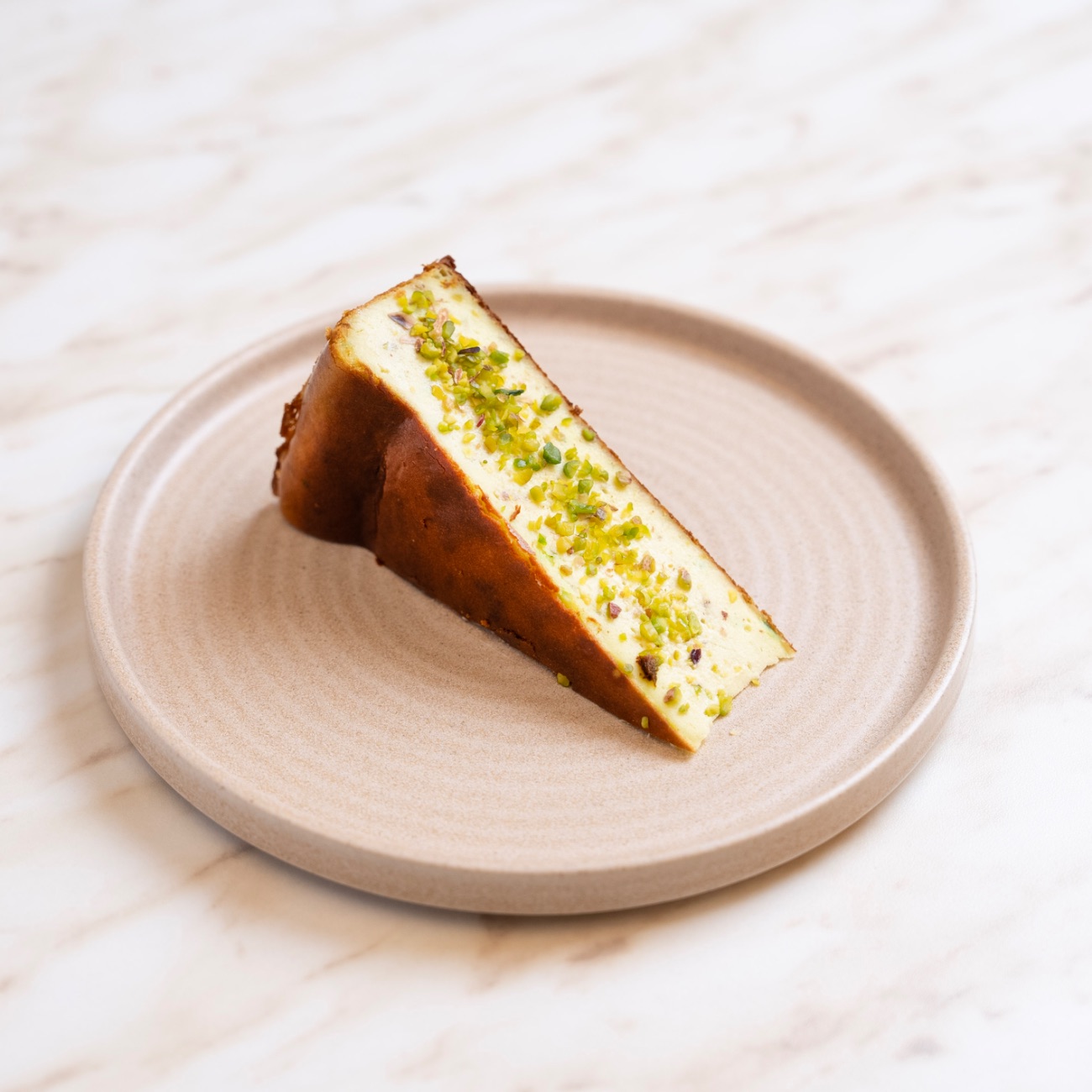 Fıstıklı San Sebastian - Labne, Beyaz Peynir, Krema, Antep Fıstığı. (Çikolata ile Servis Edilir.)