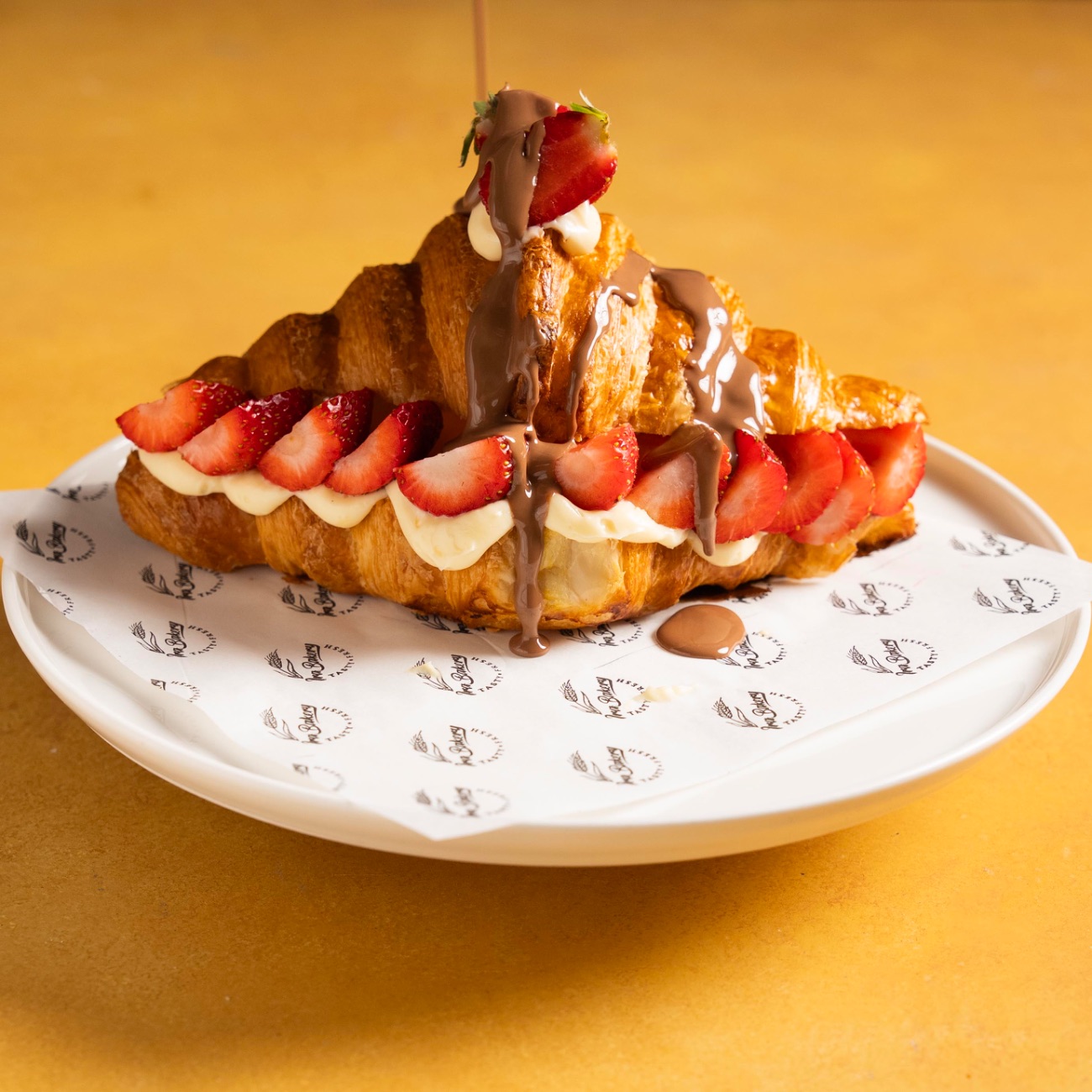 Çilekli Kruvasan - Pastacı Kreması, Çilek. Yanında Çikolata Sos ile servis edilir.