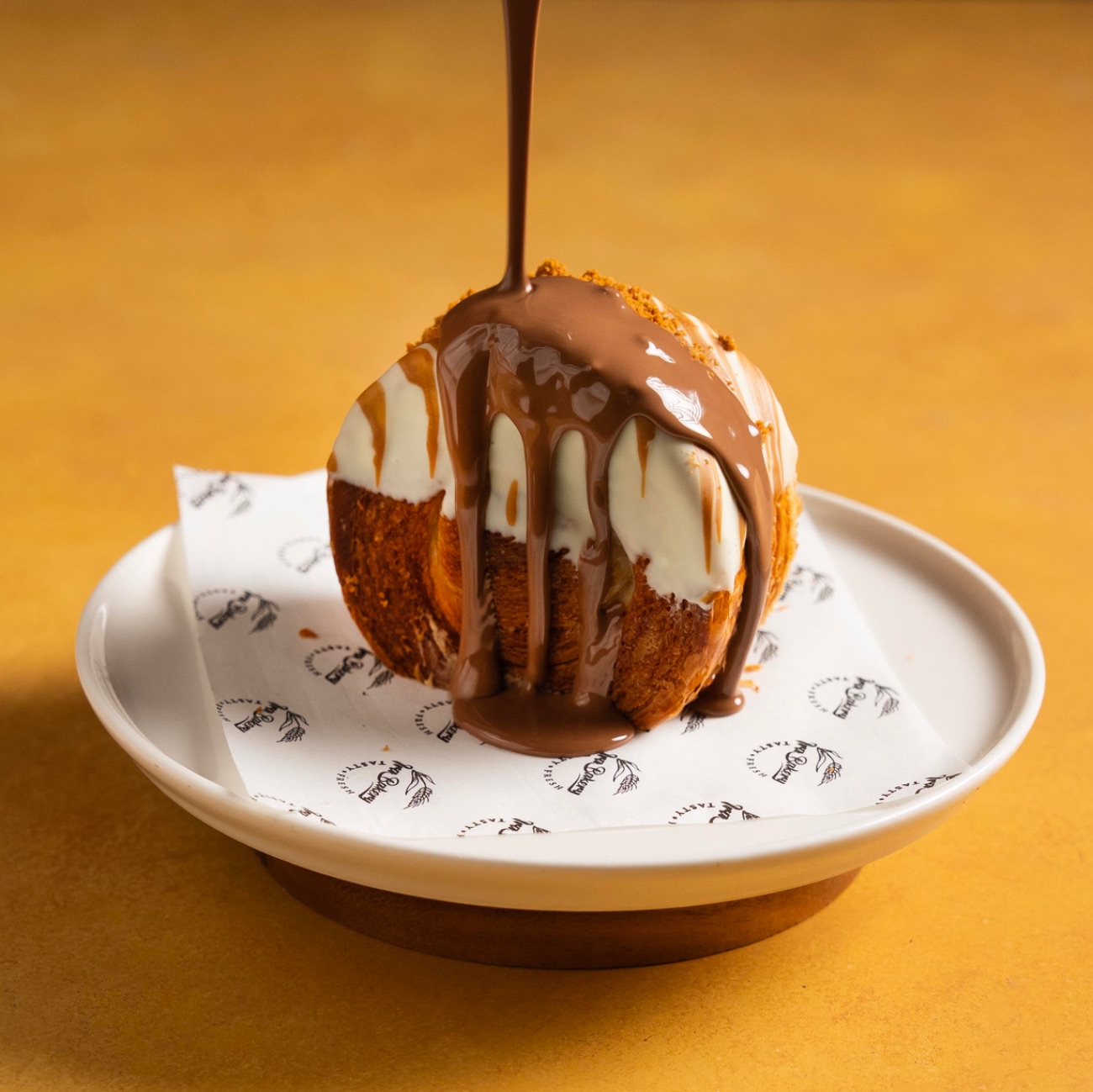 Lotuslu Roll Kruvasan - Lotuslu Pastacı Kreması. Yanında Çikolata Sos ile servis edilir.