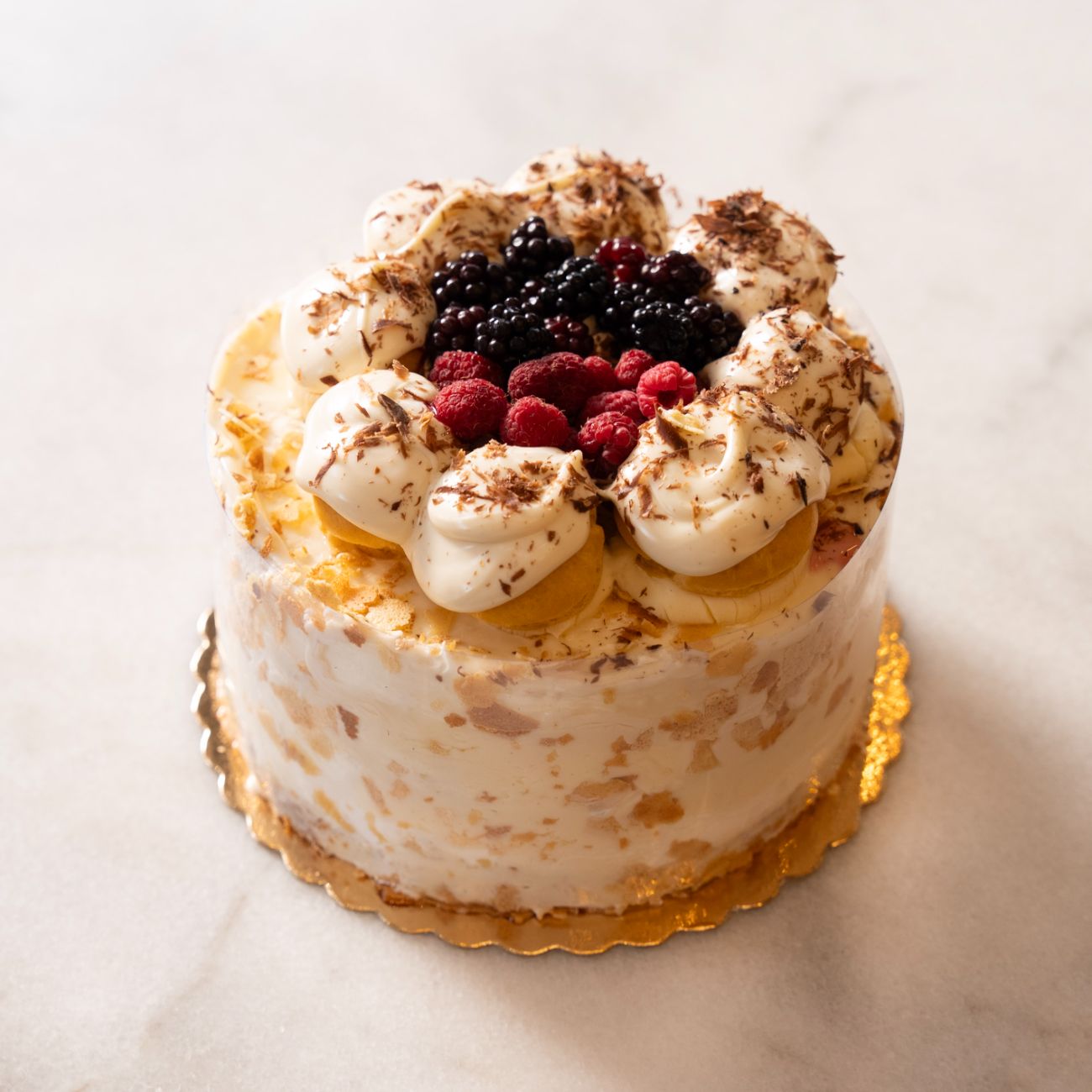 Beyaz İnci (6-8 kişilik) - Frambuaz, Çilek, Muz, Böğürtlen, Krema, Beyaz Pandispanya.