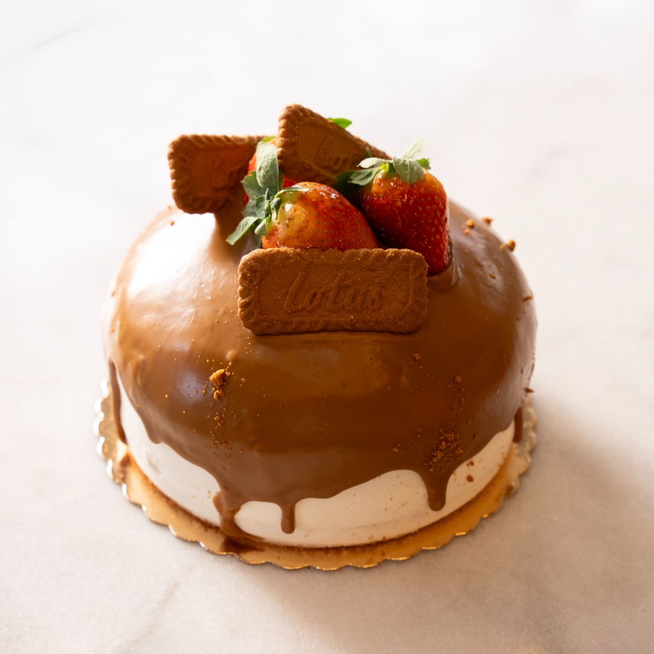 Lotus (4-6 Kişilik) - Beyaz muhallebi kreması, Lotus sos, Lotus bisküvi, çilek, pandispanya.