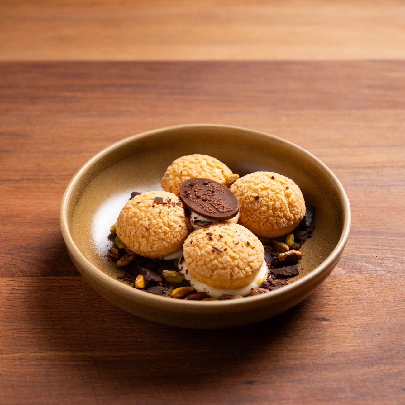 Profiterol - Pataşu Topları, Pastacı Kreması, Çikolatalı Profiterol Sos, Antep Fıstığı, Belçika Çikolatası.