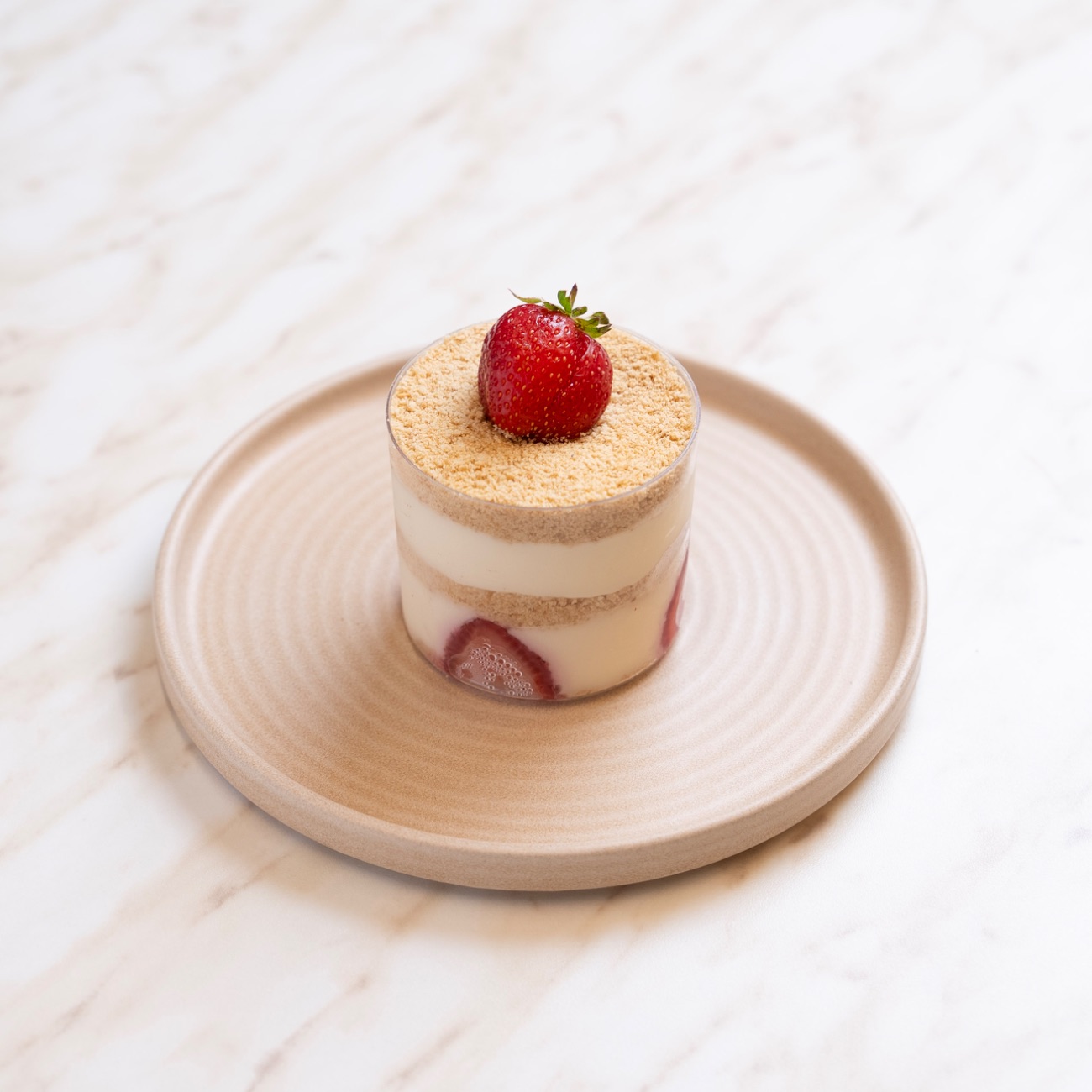 Çilekli Magnolya - Magnolia Kreması, Çilek, Toz Bisküvi.