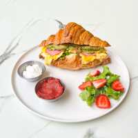 Roast Beef Scramble Egg Kruvasan