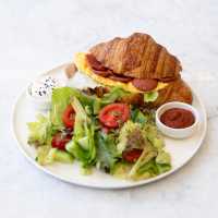 Sucuklu Yumurtalı Kruvasan