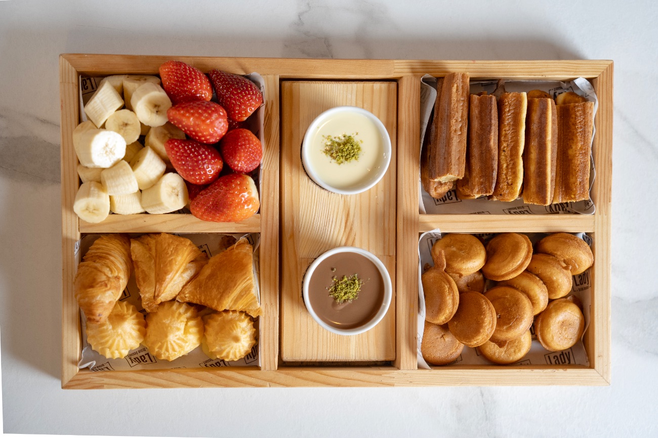 Lady Box Small - (2 Kişilik)
Çilek-muz, pankek ve waffle parçaları,  kruvasan sütlü ve beyaz çikolata.
