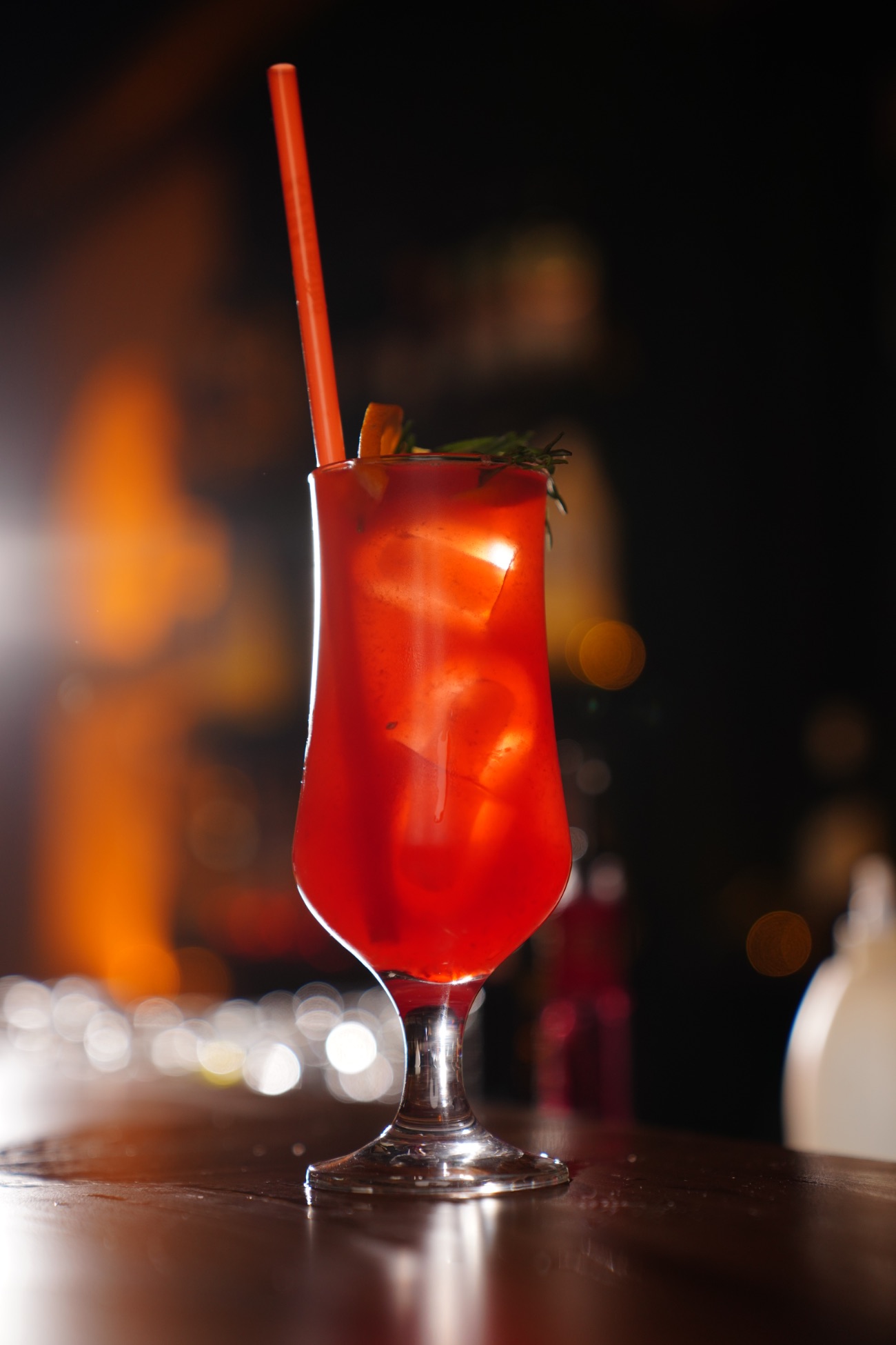 Sex on the Beach - 4 cl Votka, 4 cl Şeftali likörü, 4 cl Portakal suyu, 4 cl Kızılcık suyu