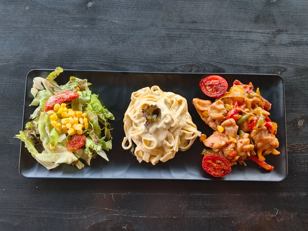 Barbekü Soslu Tavuk - 150 gr. tavuk buttan kuşbaşı, renkli biber, mısır,  sarımsak tozu, barbekü sos. 150 gr. El yapımı pesto soslu Fettuccine makarna ve salata ile servis edilir. Servis süresi 20 - 25 dakikadır.