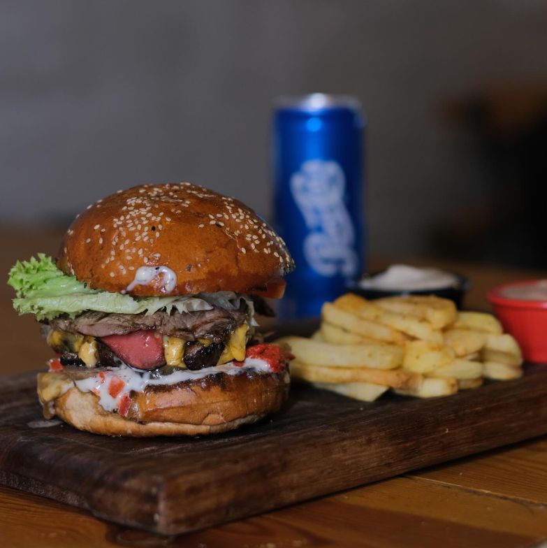 CRAFT 2 - 100 g tavuk burger köftesi, marul, domates, kornişon turşu ve sos. patates kızartması ve İçecek ile servis edilir
