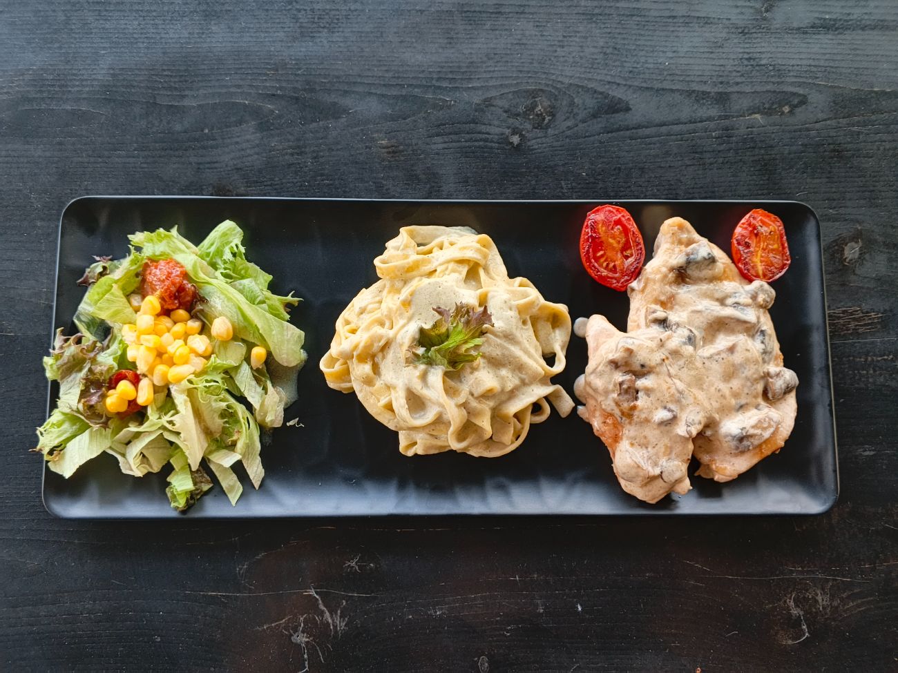 Kremalı Mantarlı Tavuk Bonfile - 150 Gr. Tavuk Bonfile, Krema, Mantar. 150 gr. El yapımı pesto soslu Fettuccine makarna ve salata ile servis edilir. Servis süresi 20 - 25 dakikadır.