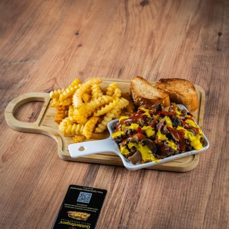 Mexicana Non Bread - Meksika baharatı ile pişirilmiş porsiyon 180 gr. philly biftek, Golden özel sos, cheddar sos, köz biber karışımı, jalapeno, ızgara mantar, karamelize soğan. Patates kızartması ile