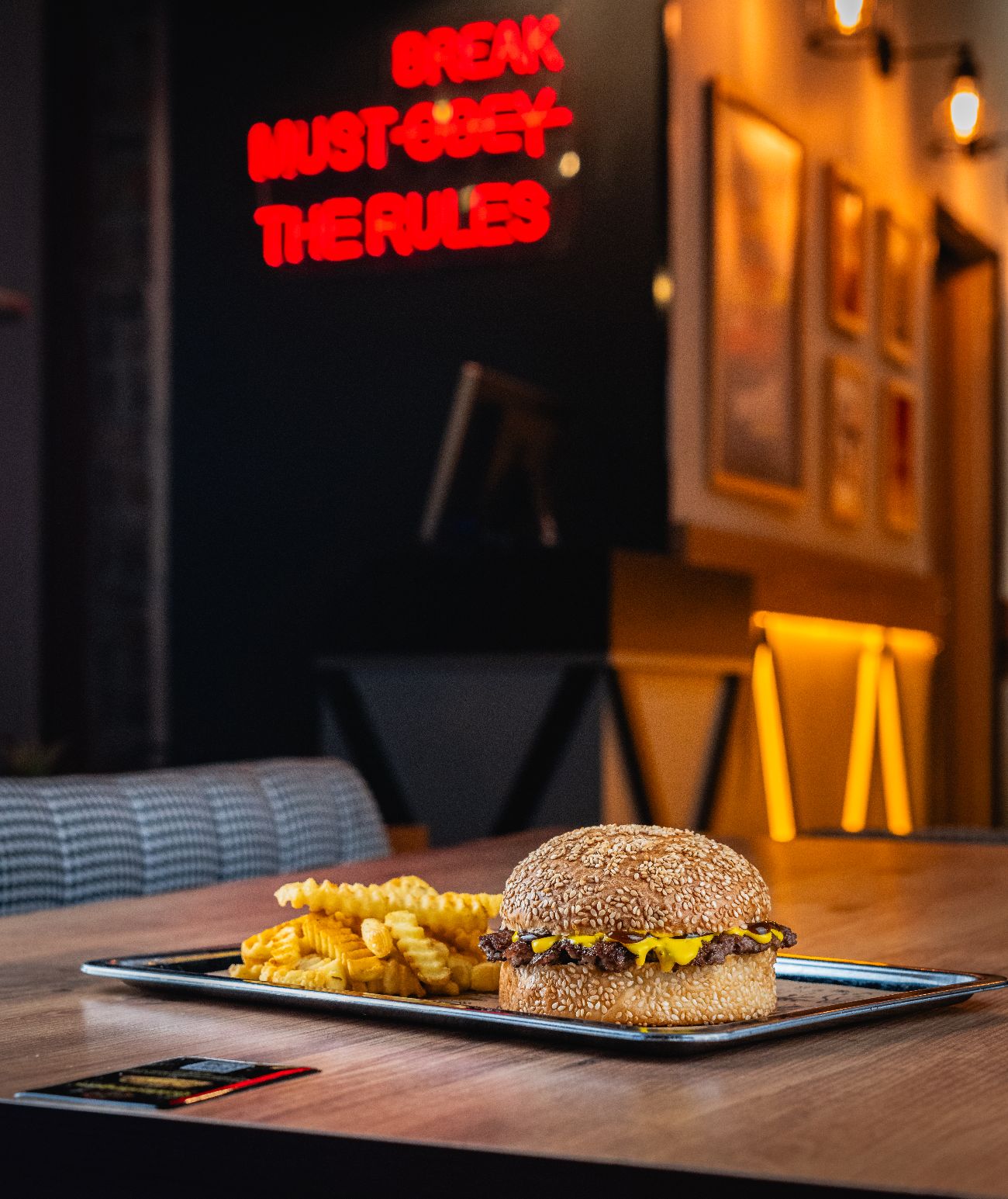 BBQ Cheeseburger - 2x smash burger köftesi, double american cheddar, BBQ Sos, GF burger sos, soğan, çubuk turşu.