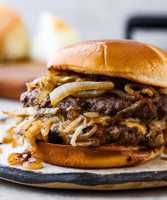 Oklahoma Onion Burger - 2x70gr smash burger köftesi, double american cheddar, GF burger sos, Özel tarif karamelize soğan, çubuk turşu. Patates kızartması ile.