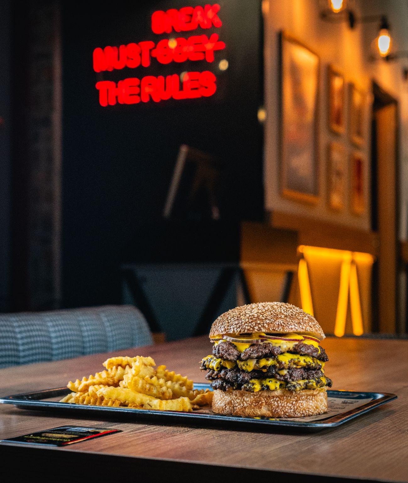 Gorillas XXL Burger - 4x70gr smash burger köftesi, triple american cheddar, GF Cheddar sos, GF burger sos, kırmızı soğan, çubuk turşu.