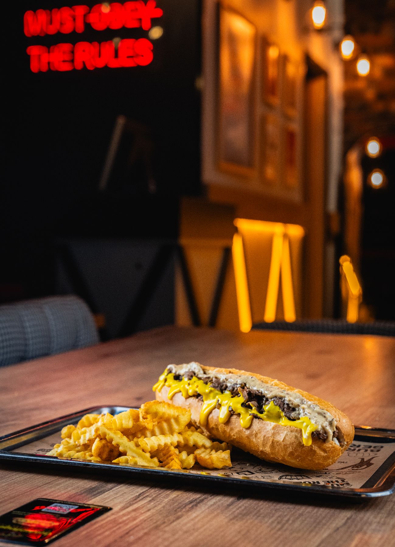 Golden Honey Steak - Özel mustard sosu ile pişirilmiş 120 gr  Philly Biftek, Golden özel sos, Cheddar sos, Karamelize soğan.