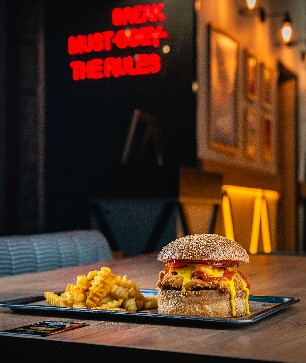 Louisiana Chicken Burger 🌶️ - Louisiana soslu kıtır tavuk, GF burger sos, double American cheddar, kırmızı soğan, çubuk turşu, domates.