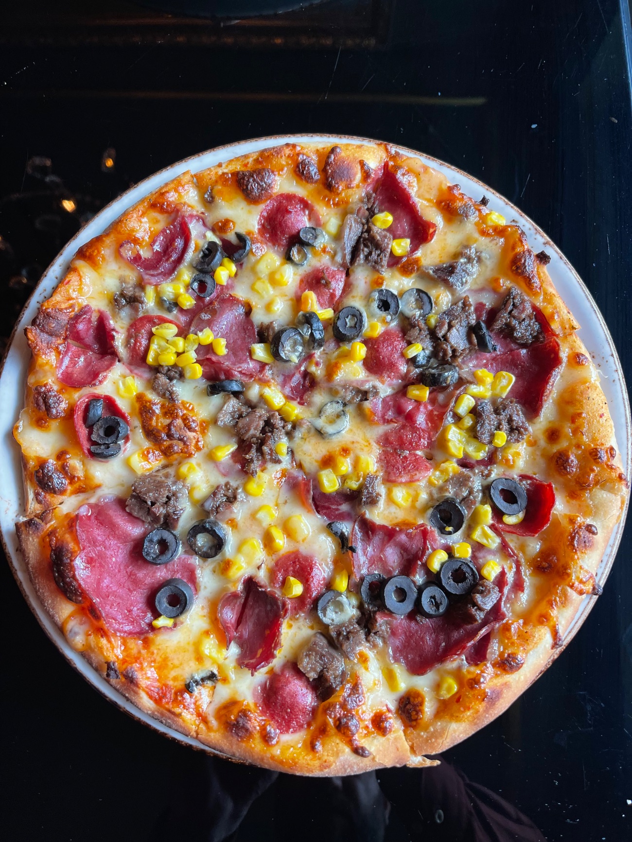 Şarküteri Pizza - Domates sos, mozarella, dana sucuk, dana pastırma, dana kavurma, dana antrikot füme, mısır, zeytin