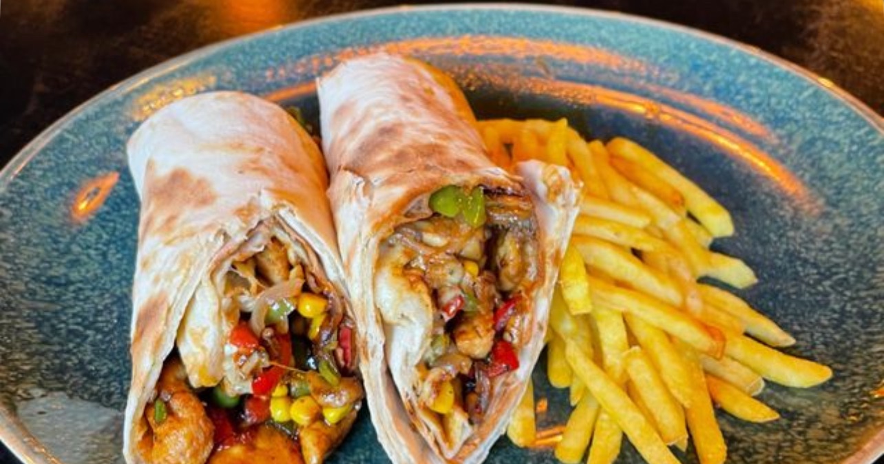 Meat Wrap - Lavaş ekmek arasına; dana bonfile parçaları, soya soslu sote sebze (al biber, yeşil biber, soğan), mısır, mantar, kaşar peyniri; parmak patates ile
