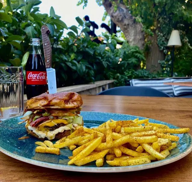Starfine - 2 kat 150 gr dana köfte, cheddar, karamelize soğan, trüf mayonez, burger realish; parmak patates ile
