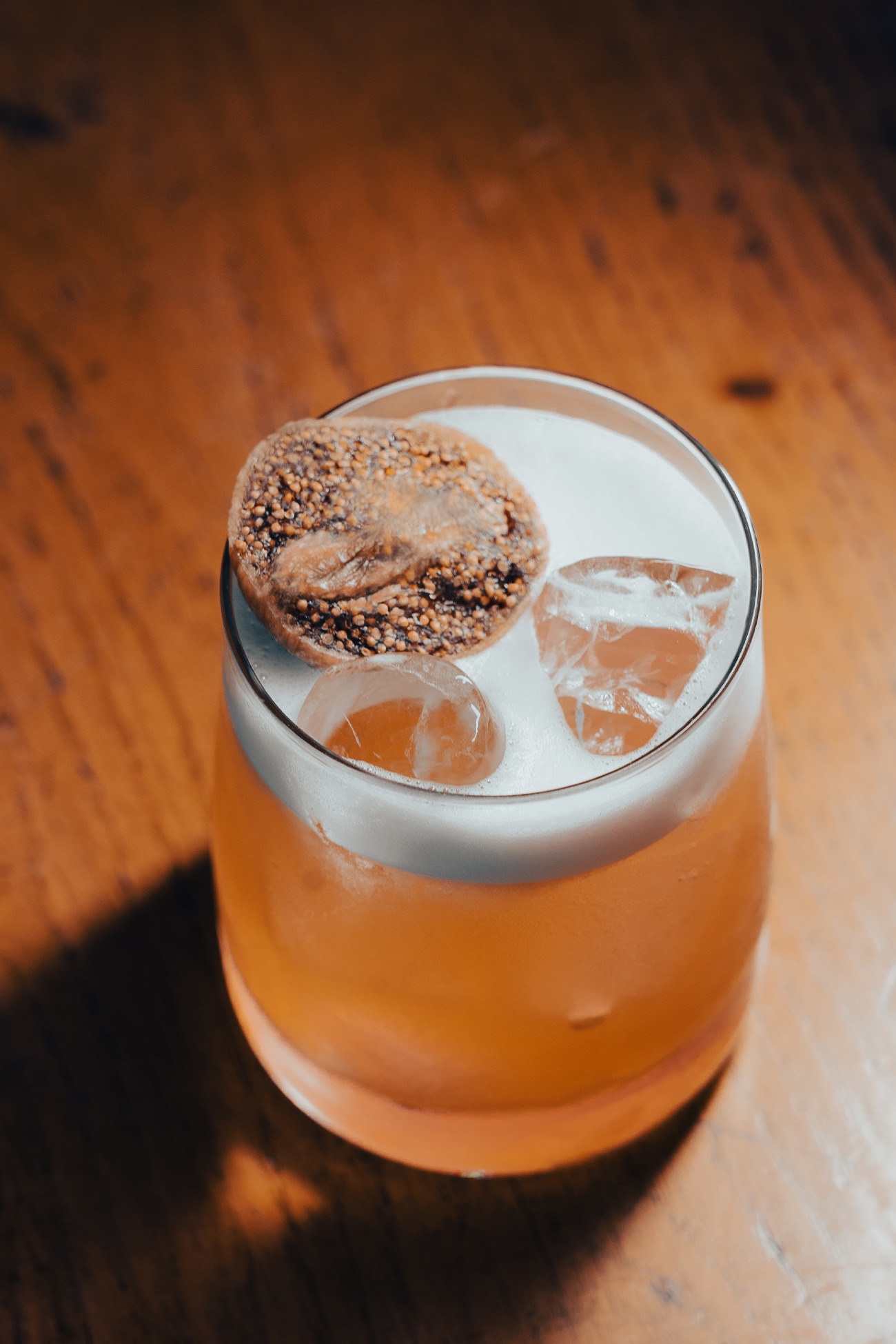 THALES SOUR - Monkey shoulder, incir şurubu, limon suyu, vegan foamer