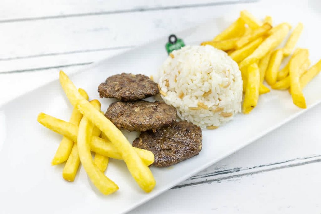 Çocuk Izgara Köfte - 3 parça Köfte, patates kızartması, köz domates, köz biber ve pilav ile servis edilir.
