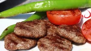 Izgara Köfte - 5 parça Köfte, patates kızartması, köz domates, köz biber ve pilav ile servis edilir.