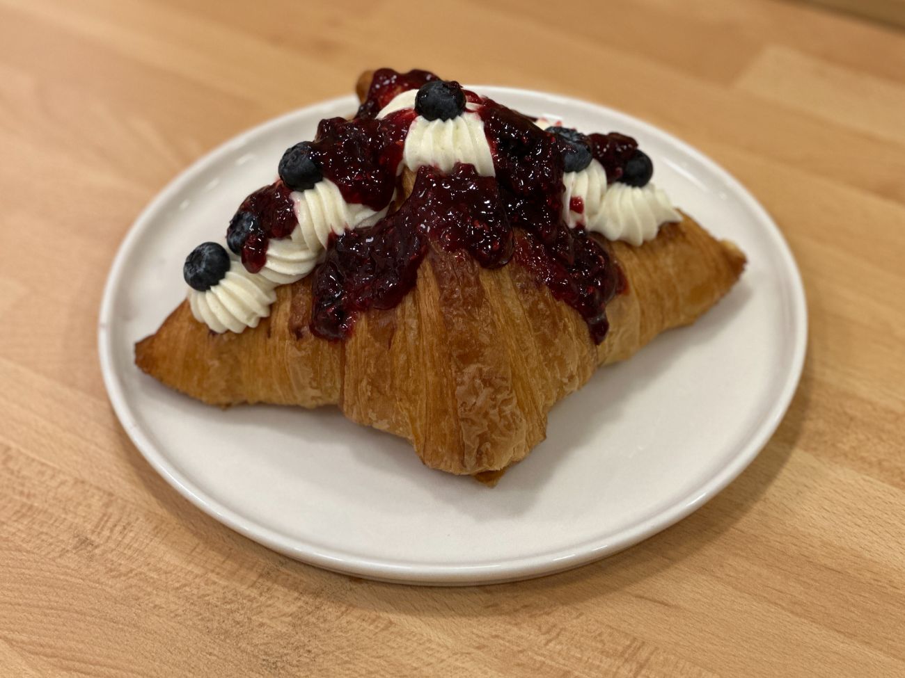 Berry Mix Kruvasan - Vanilya Kreması, Çilek, Karışık Orman Meyveleri Püresi
+ Çikolata 65₺