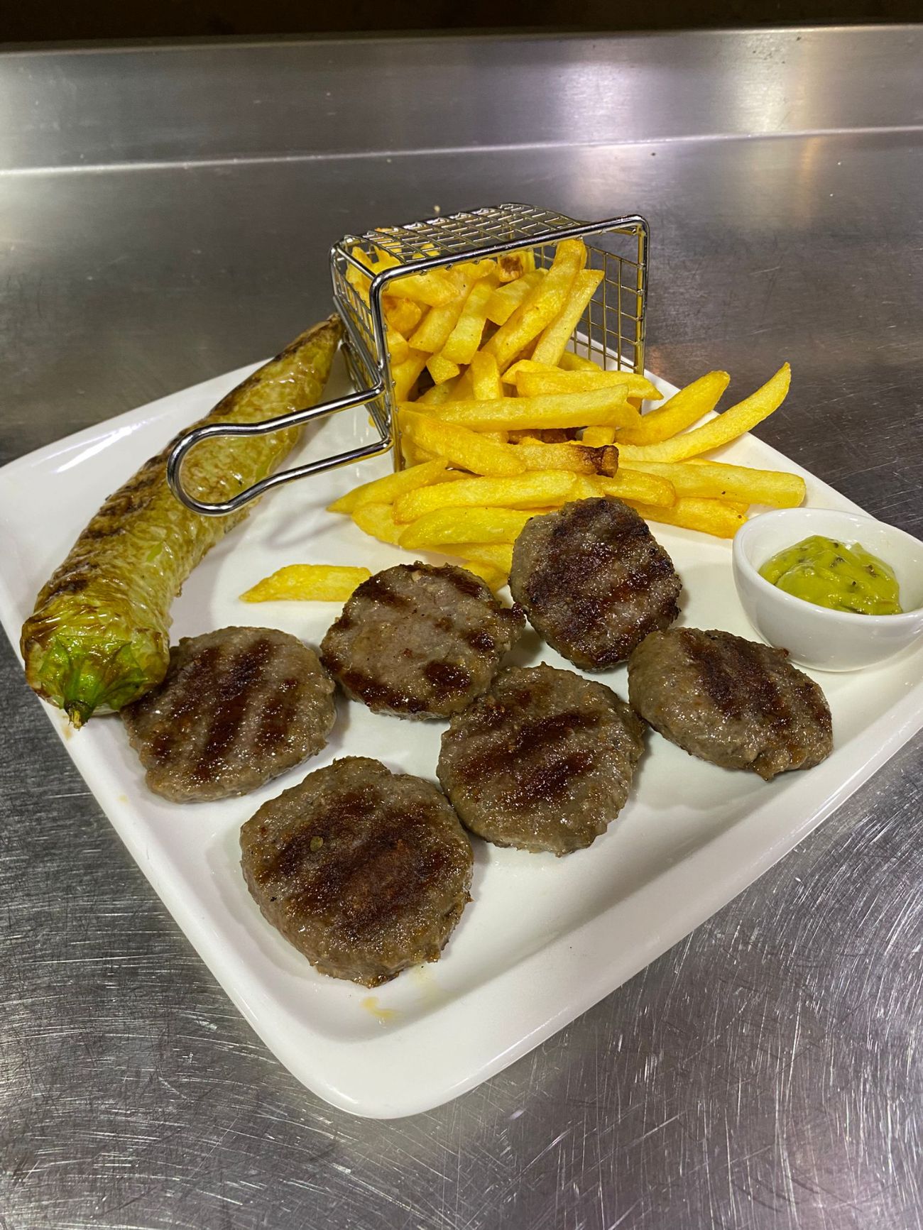 Akçabat köfte - 6 adet Akçaabat köfte patates cipsi ve közlenmiş biber ile servis edilir