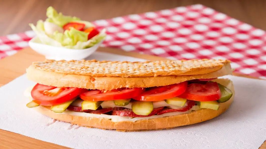 Ayvalık Tost - Sucuk salam domates turşu kaşar