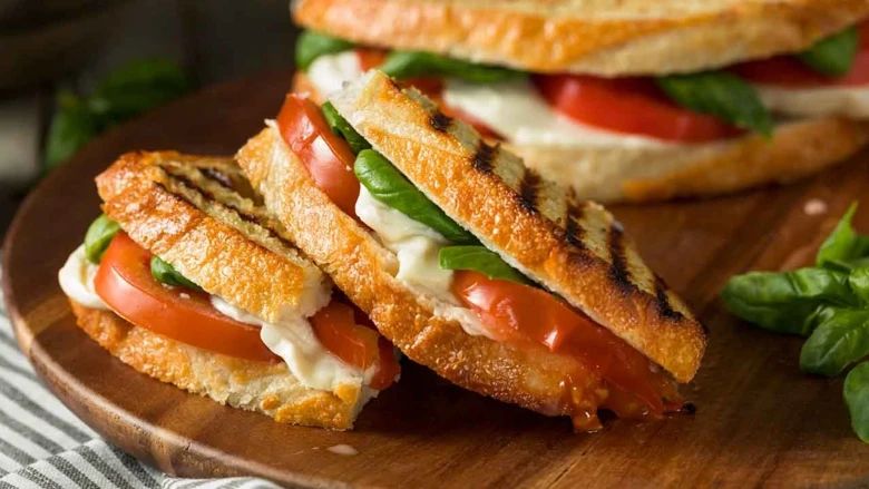 Vegan Tost - Domates biber turşu kaşar