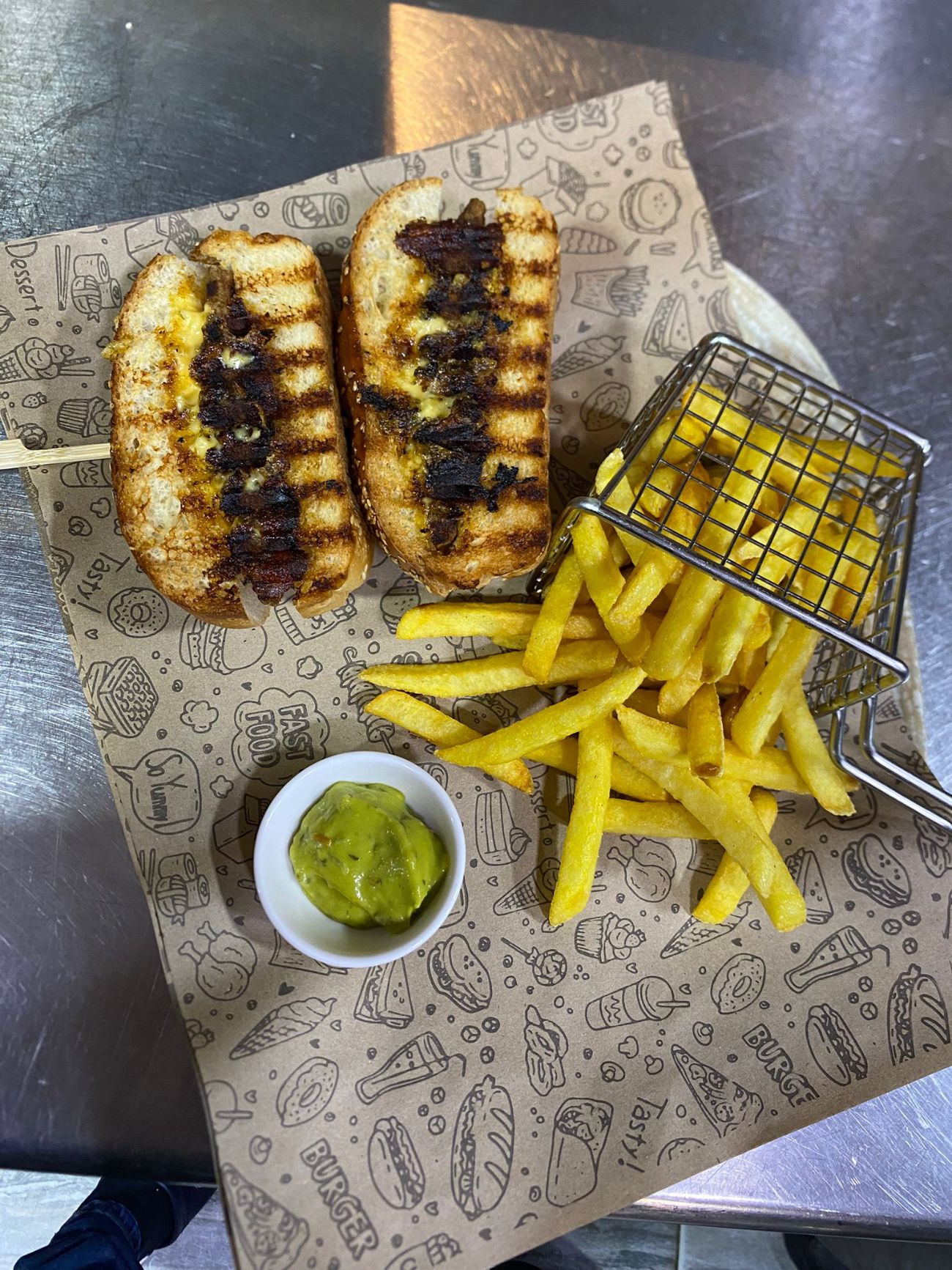 Grill double burger - 2 adet köfte sos, cheddar ortadan bölünüp ızgaraya yatırılıp servis edilir