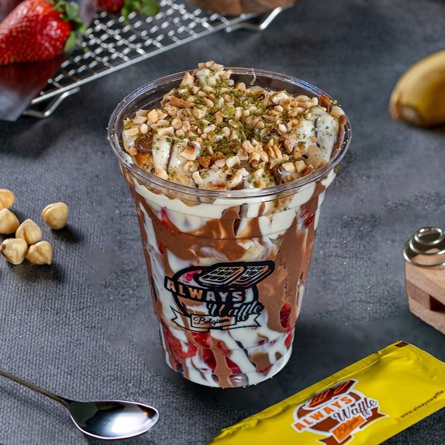 always cup - krep hamur paraçıkları muz çilek (sütlü , beyaz çikolata) üzerine fındık parçacıkları