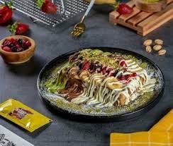 Special waffle büyük boy - Özel Belçika hamuru orman meyveleri muz çilek (sütlü beyaz çikolata) antep fıstığı sos üzerine fındık parçacıkları