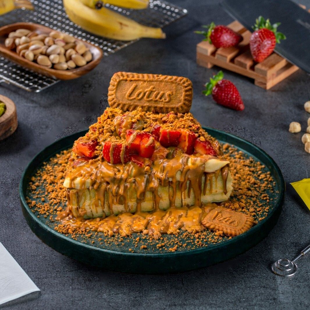 LOTUS RÜYASI KÜÇÜK BOY - Özel belçika waffle hamuru, sütlü çikolata, lotus çikolata, muz, çilek, lotus parçacıkları