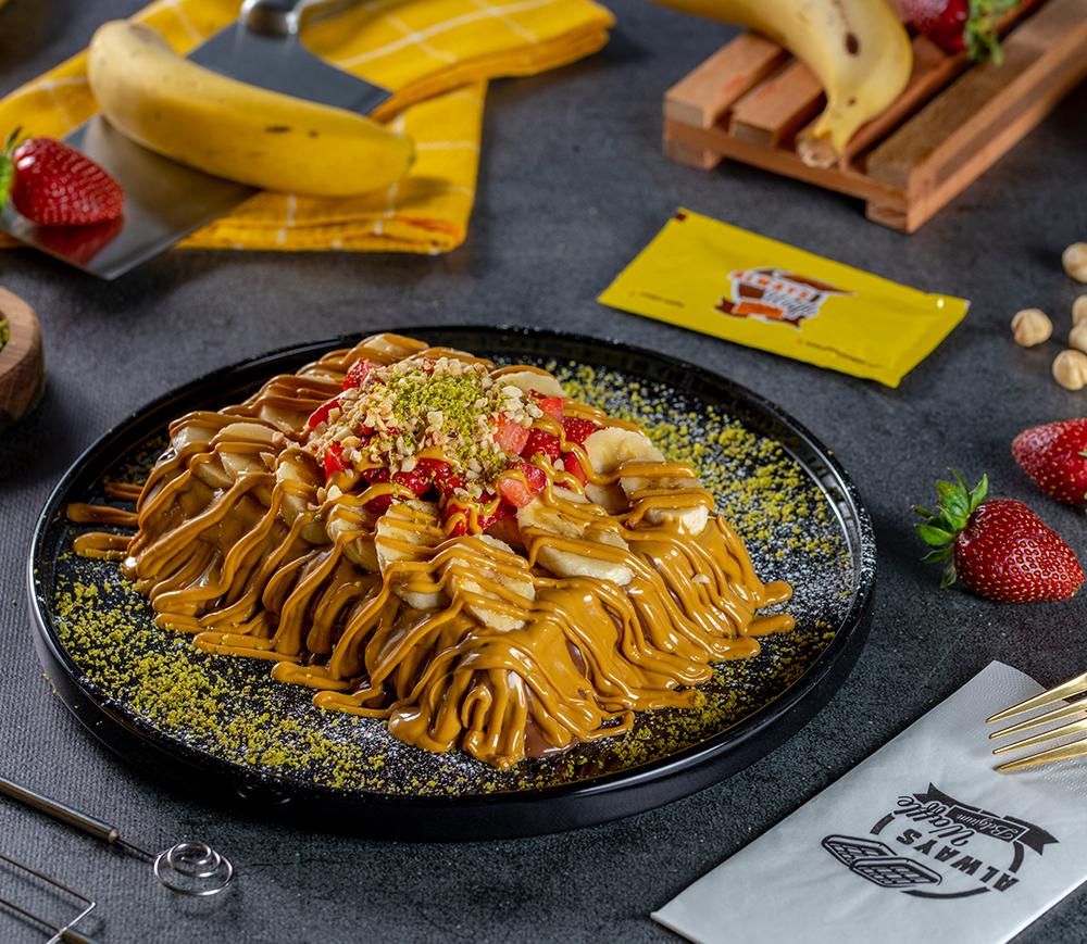 Caramelise waffle büyük boy - Özel Belçika hamuru muz çilek (sütlü beyaz çikolata karemel sos) üzerine fındık parçacıkları