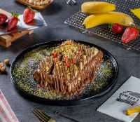 sütlü çikolatalı waffle küçük boy - Özel Belçika hamuru muz çilek (sütlü çikolata) üzerine fındık parçacıkları