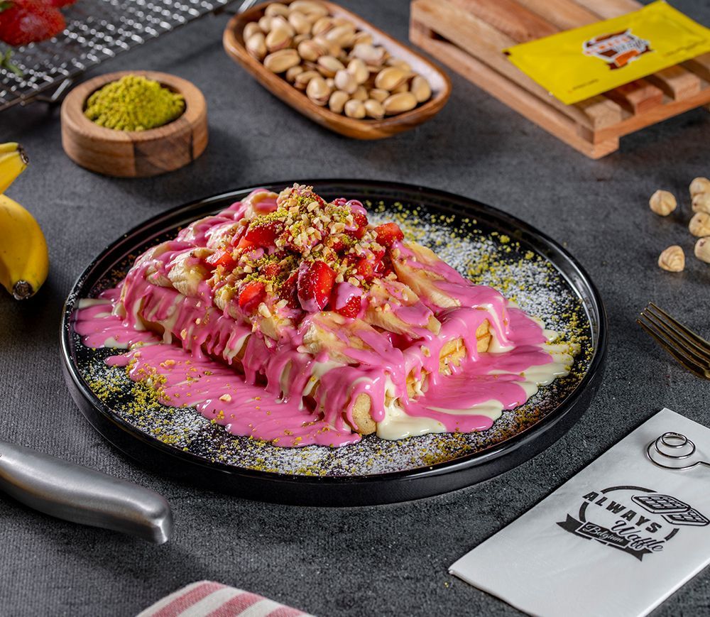 Framboise waffle büyük boy - Özel Belçika hamuru muz çilek (sütlü beyaz çikolata frambuaz sos) üzerine fındık parçacıkları