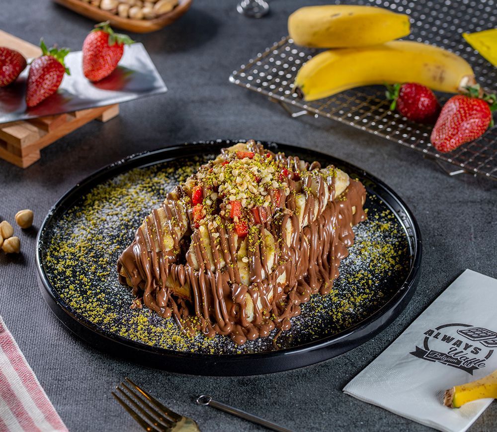 sütlü çikolatalı waffle büyük boy - Özel Belçika hamuru muz çilek (sütlü çikolata) üzerine fındık parçacıkları