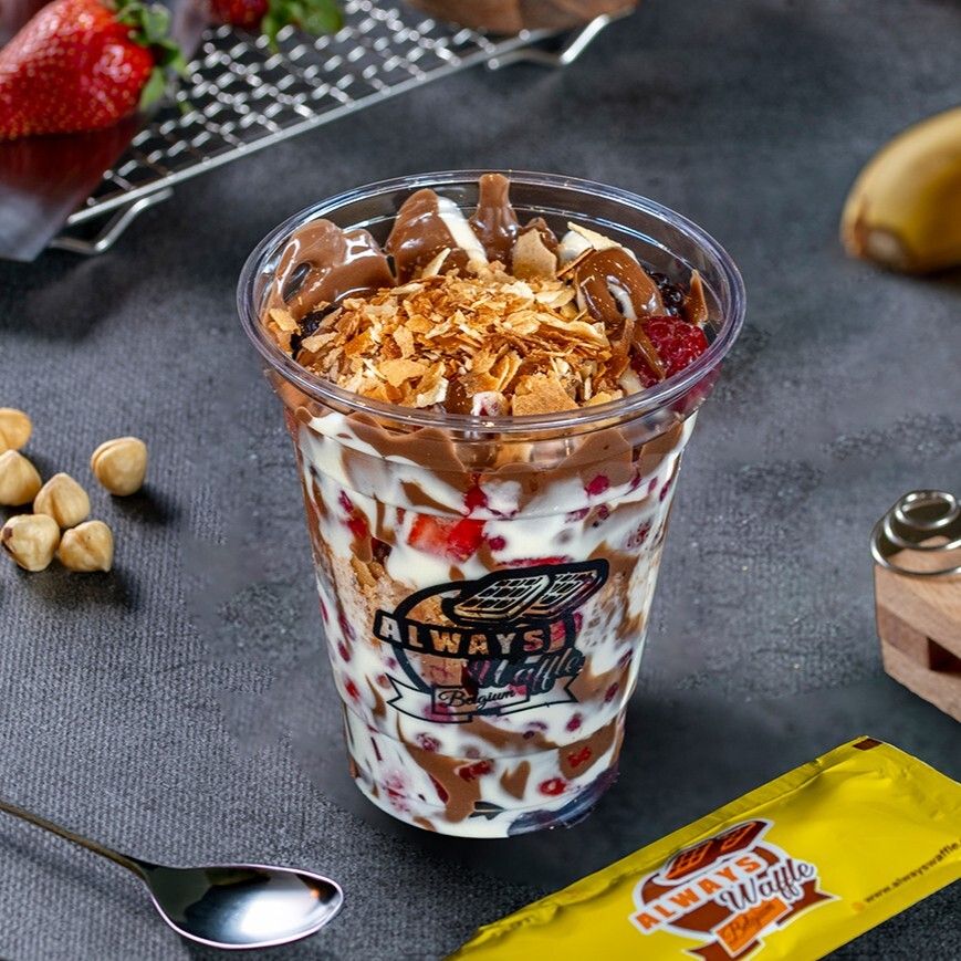 süper cup [ bu üründe muz yoktur] - krep hamur paraçıkları orman meyveleri çilek (sütlü , beyaz çikolata) üzerine fındık parçacıkları
