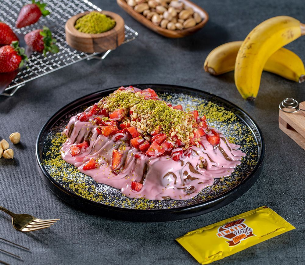 Çilek festivali waffle büyük boy - Özel Belçika hamuru muz çilek (sütlü beyaz çikolata çilek sos) üzerine fındık parçacıkları