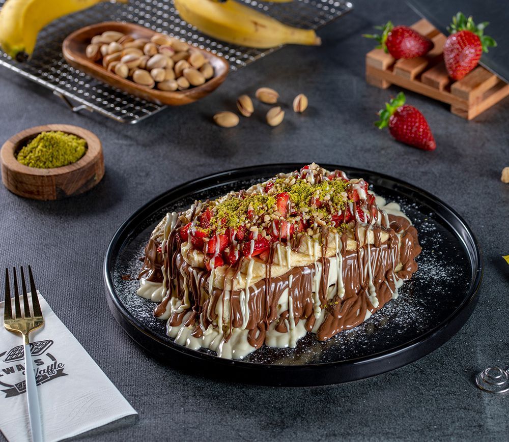 Always waffle büyük boy - Özel Belçika hamuru muz çilek (sütlü beyaz çikolata) üzerine fındık parçacıkları