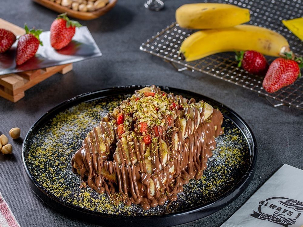 sütlü çikolatalı waffle ve 1 çay - Özel Belçika hamuru muz çilek (sütlü çikolata) üzerine fındık parçacıkları