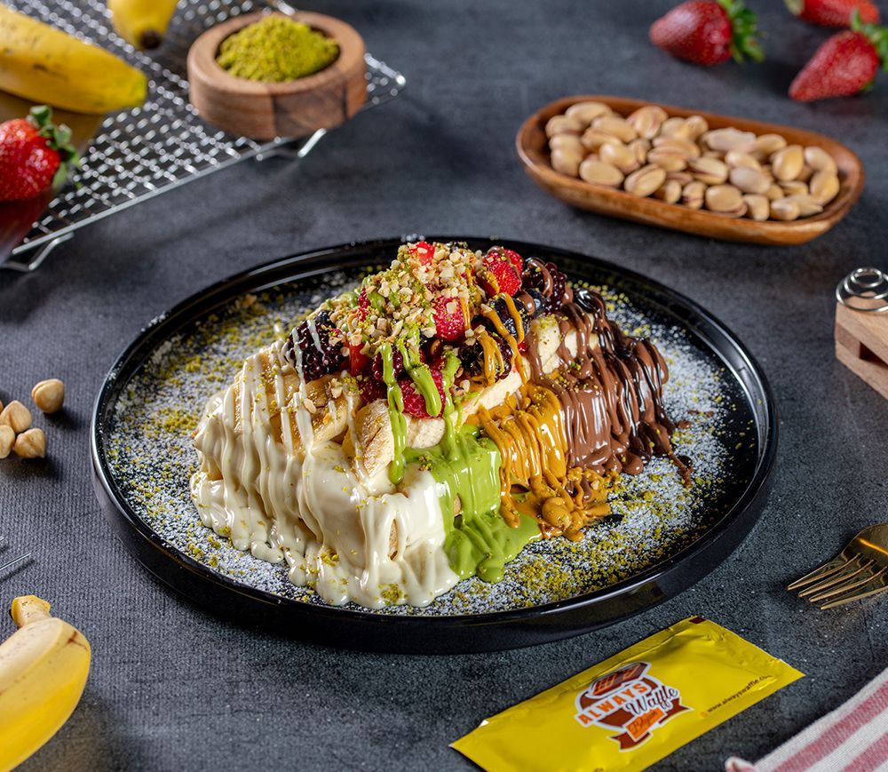 Always world special waffle küçük boy - Özel Belçika hamuru orman meyveleri muz çilek (sütlü beyaz bitter çikolata antepfıstığı ve karemel sos) üzerine fındık parçacıkları