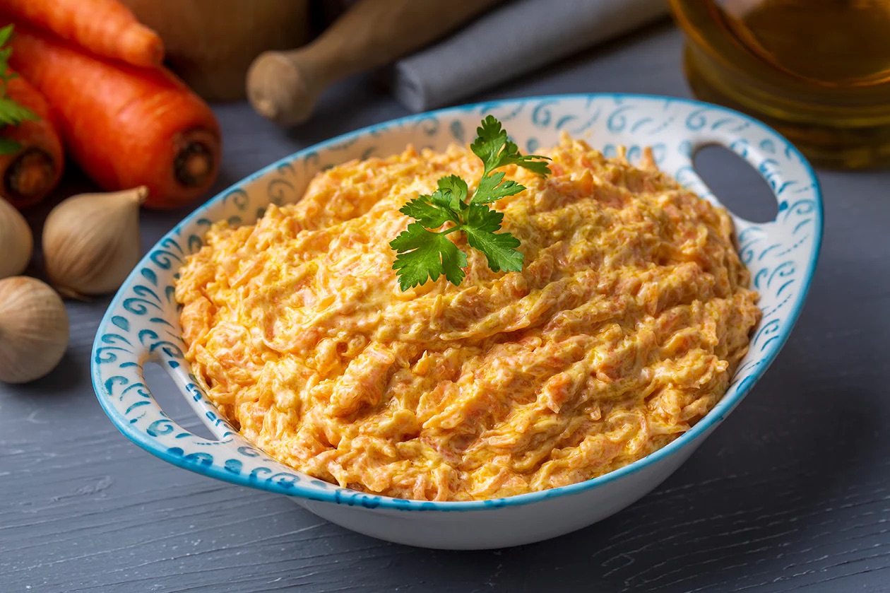 Bademli Havuç Tarator (250gr) - Rende havuç, file badem, süzme yoğurt, sıvı yağ, sarımsak, tuz, baharat.