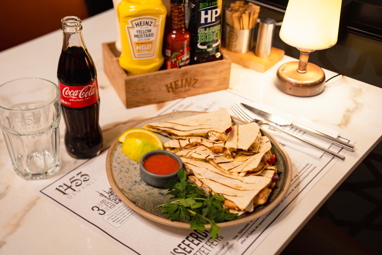 TAVUKLU QUESADİLLA - 150gr göğüs tavuk, mantar, kapya ve carliston biber, meksika fasulyesi, cheddar ve kaşar peyniri, barbekü sos