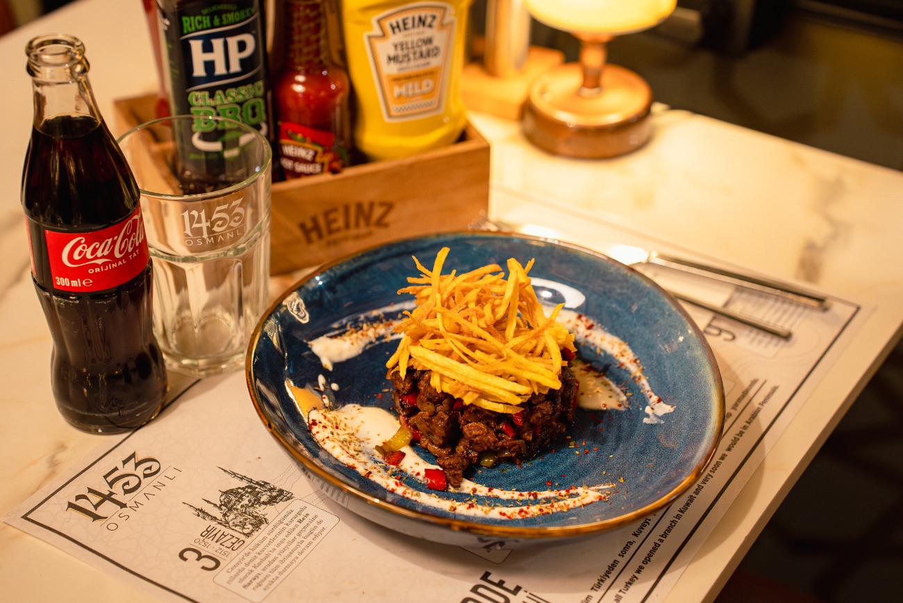 OSMANLI KEBABI - 160gr. Sebzeli bonfile eti, kibrit patates, süzme yoğurt, özel sos